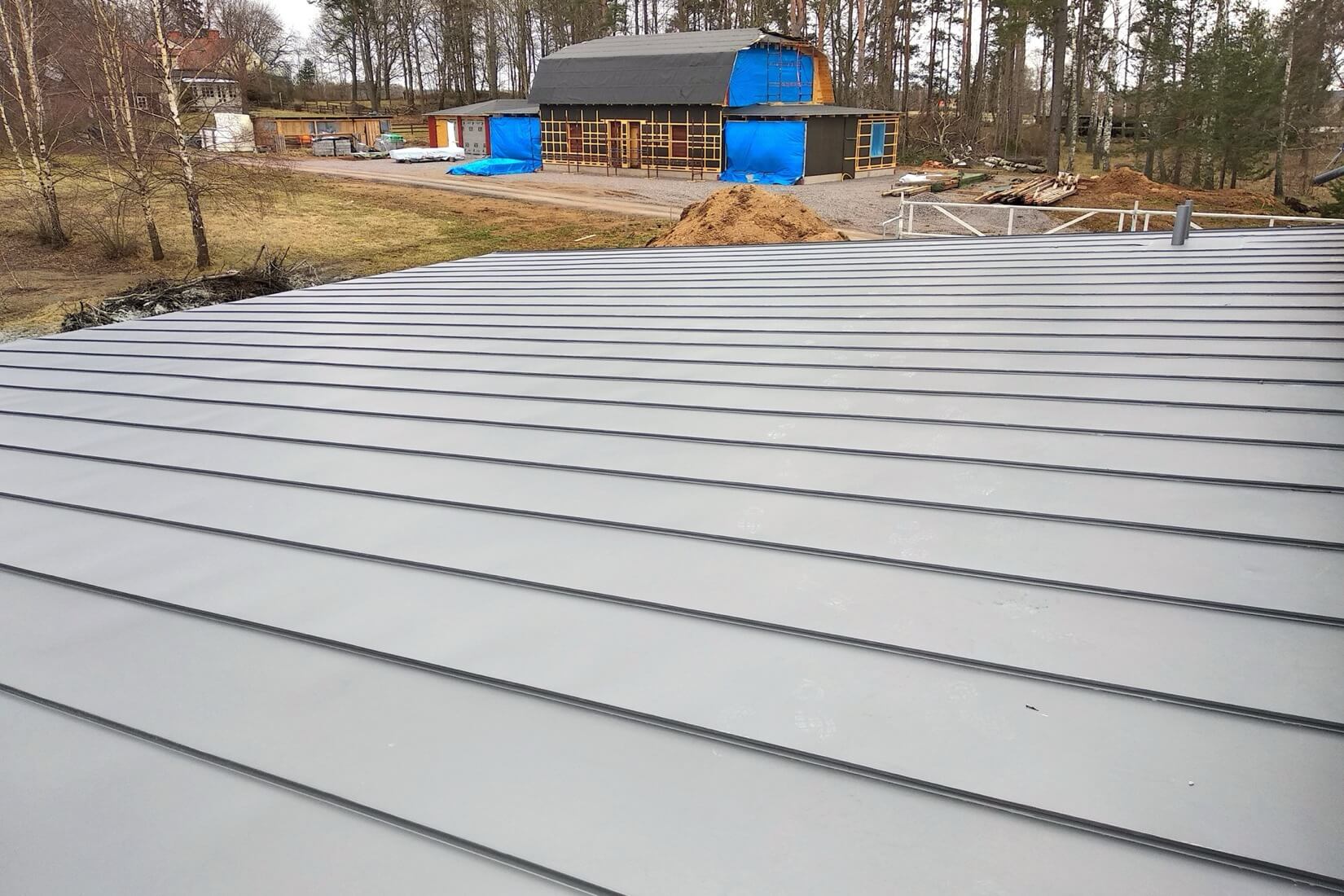 Ett grått bandplåtstak har installerats av Takläggning Vara